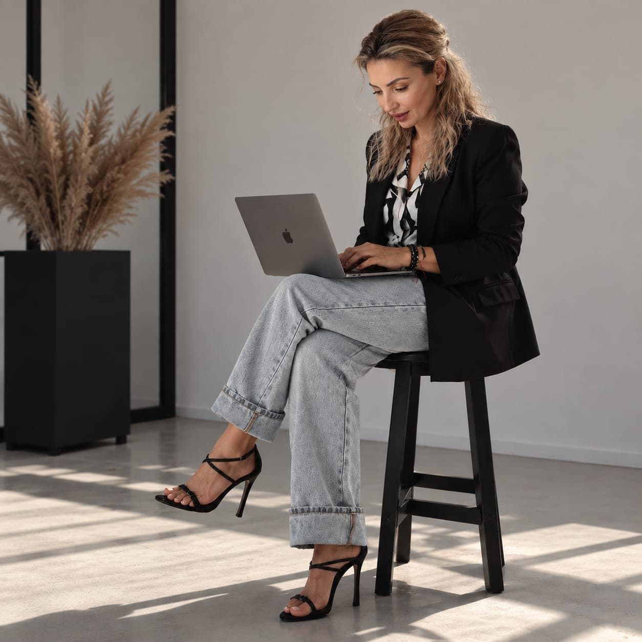 Cristina Ganea lucrând la laptop