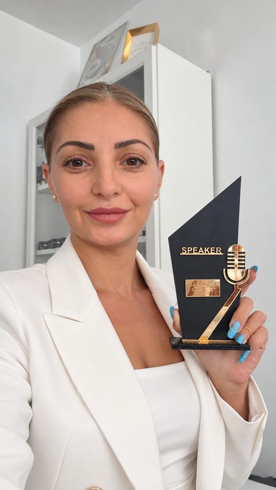 Cristina Ganea cu trofeul de Speaker